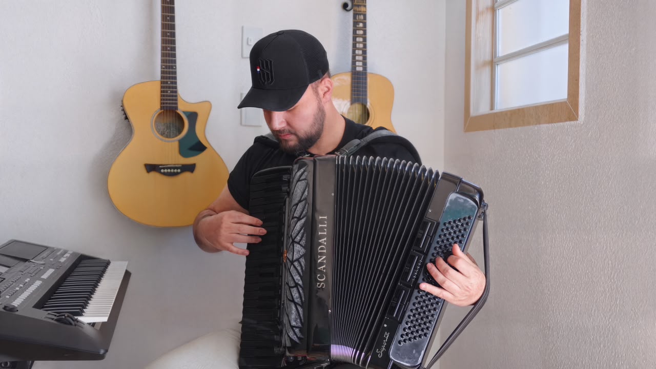 Dalton Viero com acordeon em estúdio